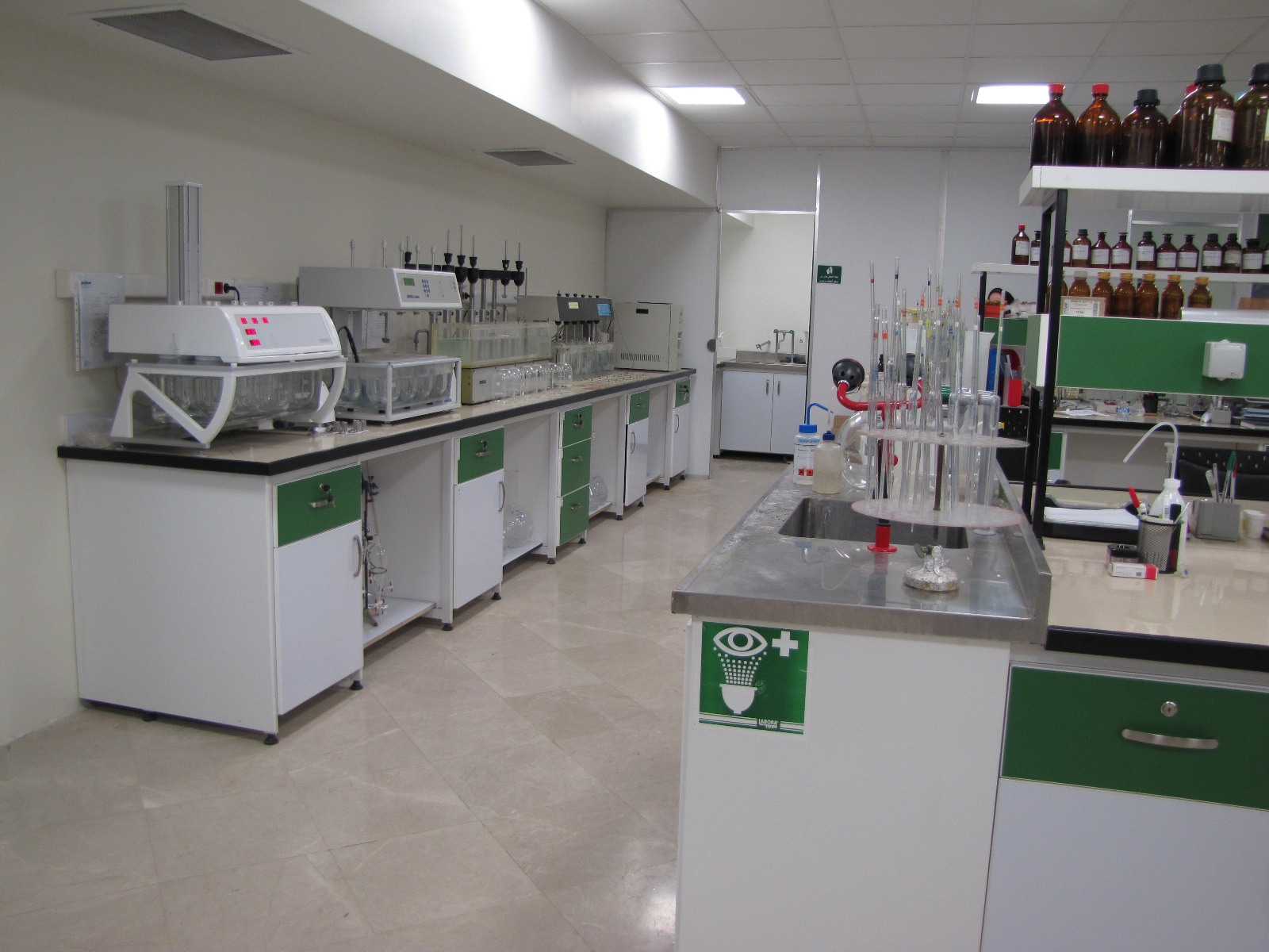 آزمایشگاه کنترل میکروبی 